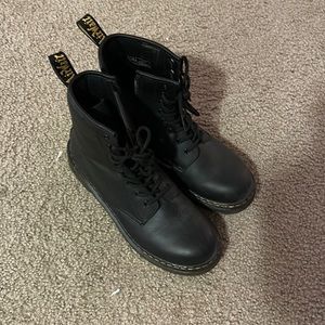 Kids sized doc martens (6). Only worn a few times.Have side zipper!